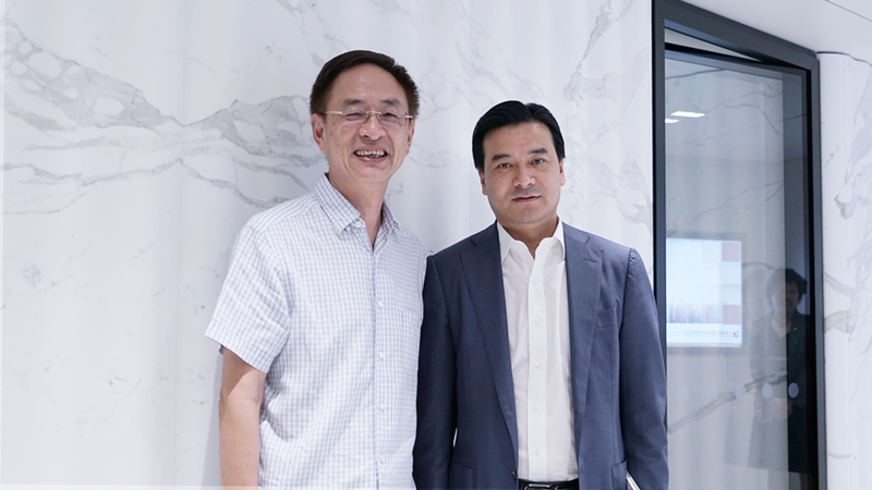 中国区首席执行官 曹建华(右)正大地产的要求无疑同我们"追求卓越